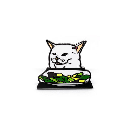 PIN GATO EN MESA